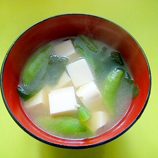 豆腐わかめスナップエンドウの味噌汁